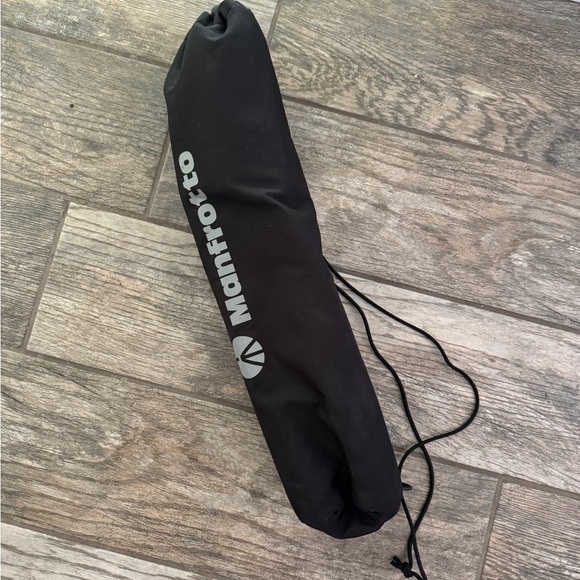 Manfrotto Compact Action Tripod with camera adapter - Picture 7 of 11